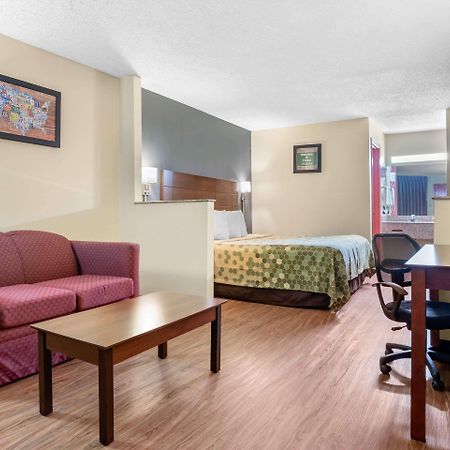 Econo Lodge Inn & Suites Forest Exterior foto