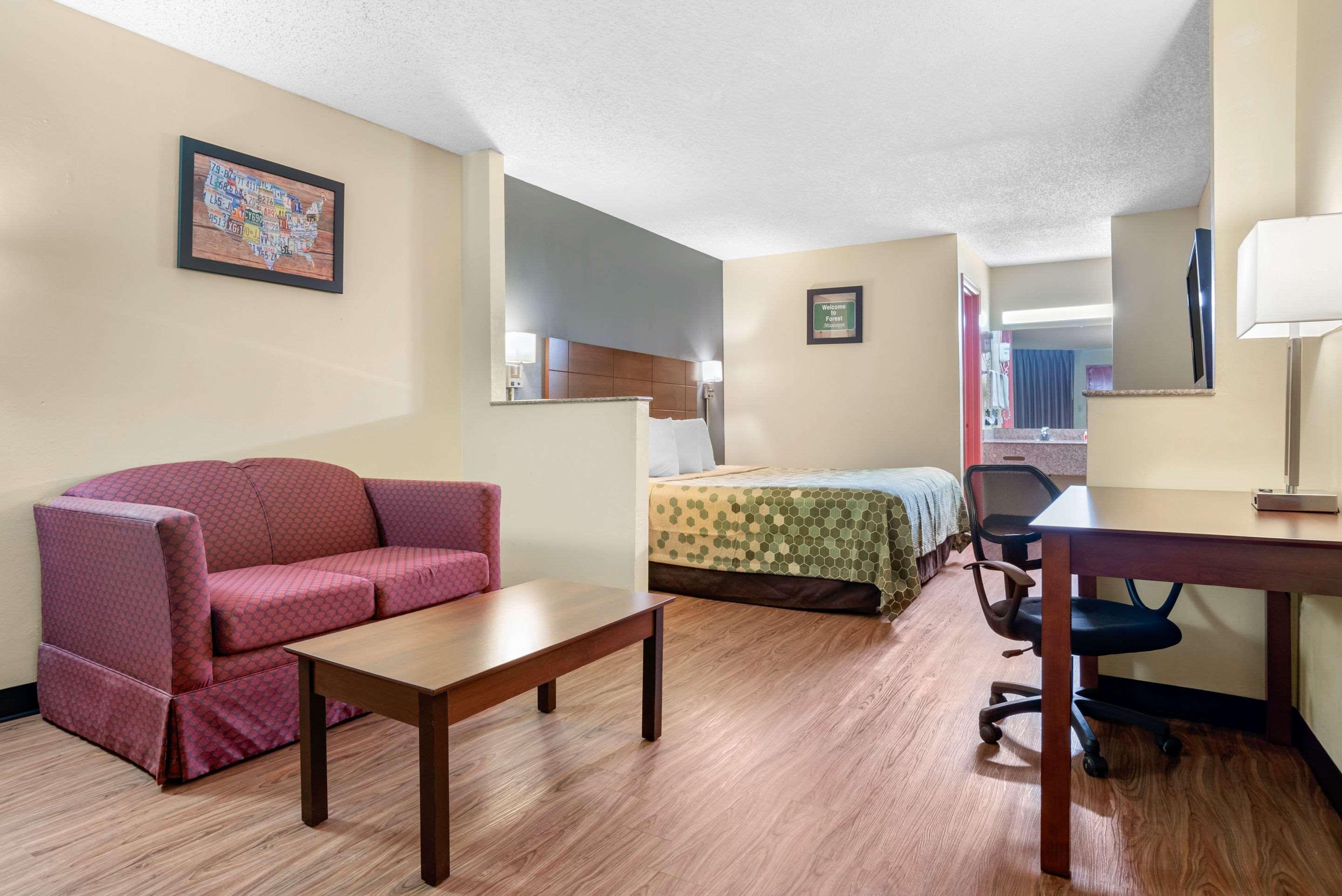 Econo Lodge Inn & Suites Forest Exterior foto