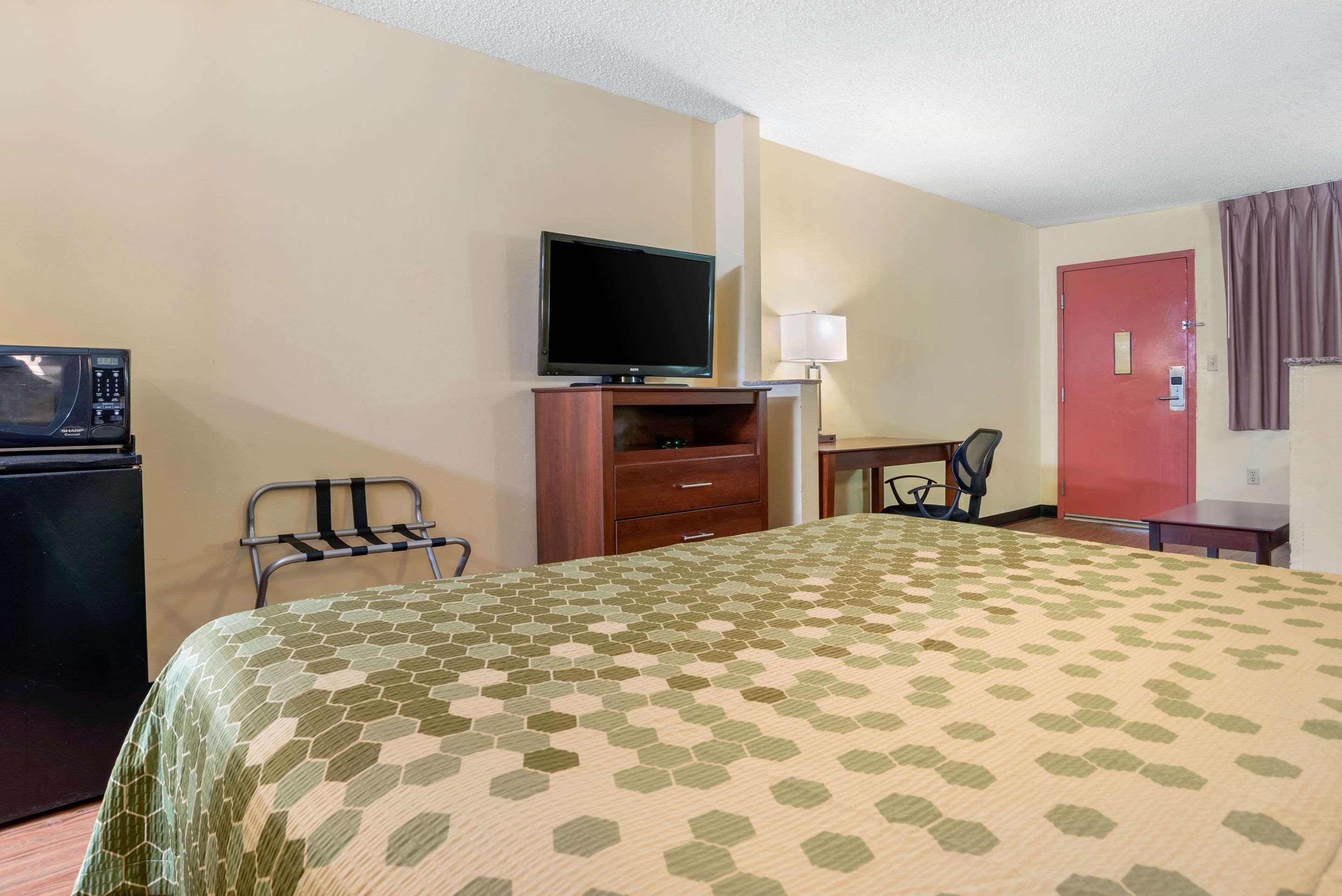 Econo Lodge Inn & Suites Forest Exterior foto