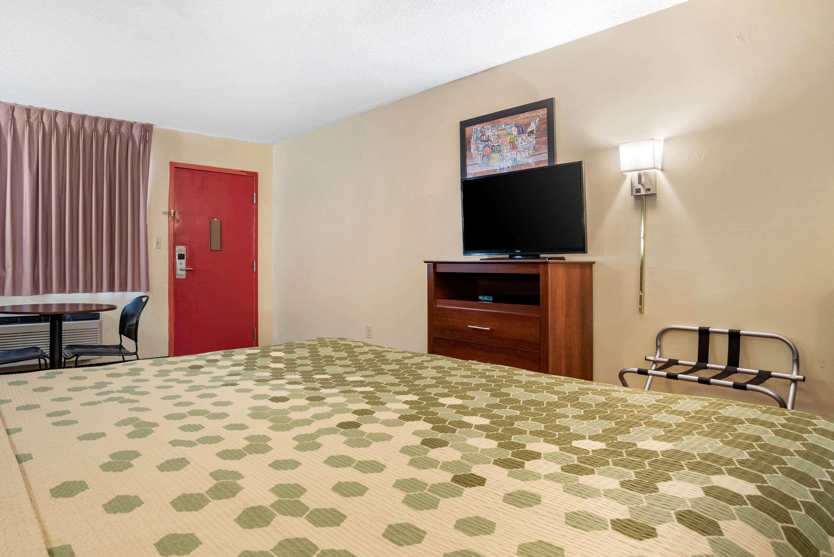 Econo Lodge Inn & Suites Forest Exterior foto