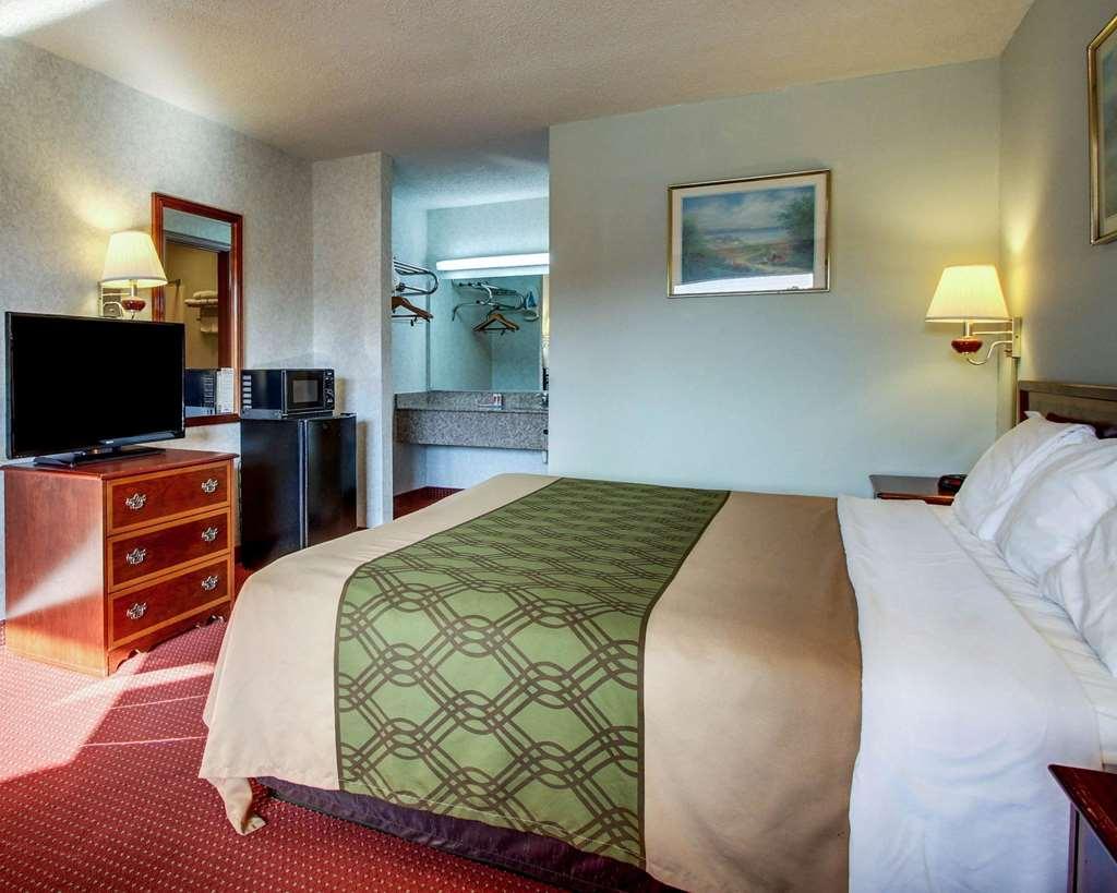 Econo Lodge Inn & Suites Forest Zimmer foto